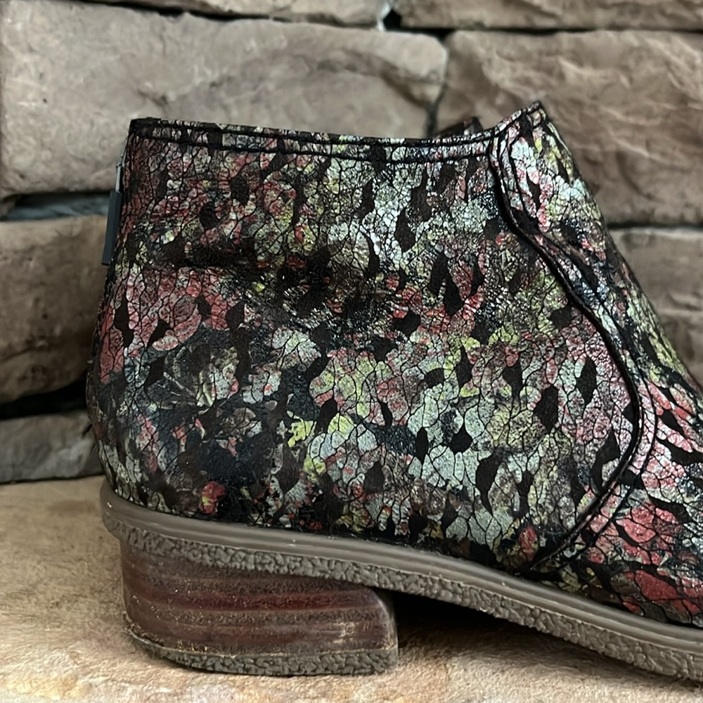Dansko Metallic Ankle Boot / SZ 38 or 7.5-8 - Picture 2 of 10